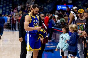 必赢体育-小学生聚会❤️库里赛后耐心给小球迷球衣签名